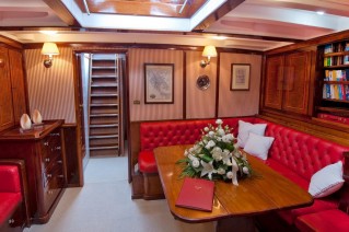 Sailing yacht Oriander -  Salon